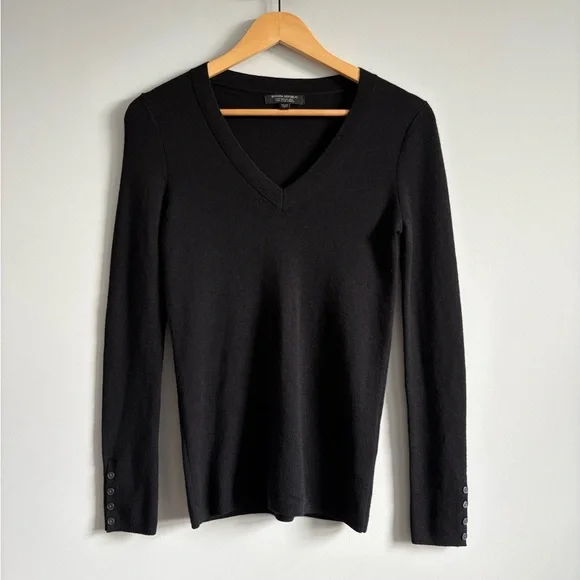 Banana Republic 100% Merino Wool V-Neck Sweater | Size Medium - Picture 2 of 6